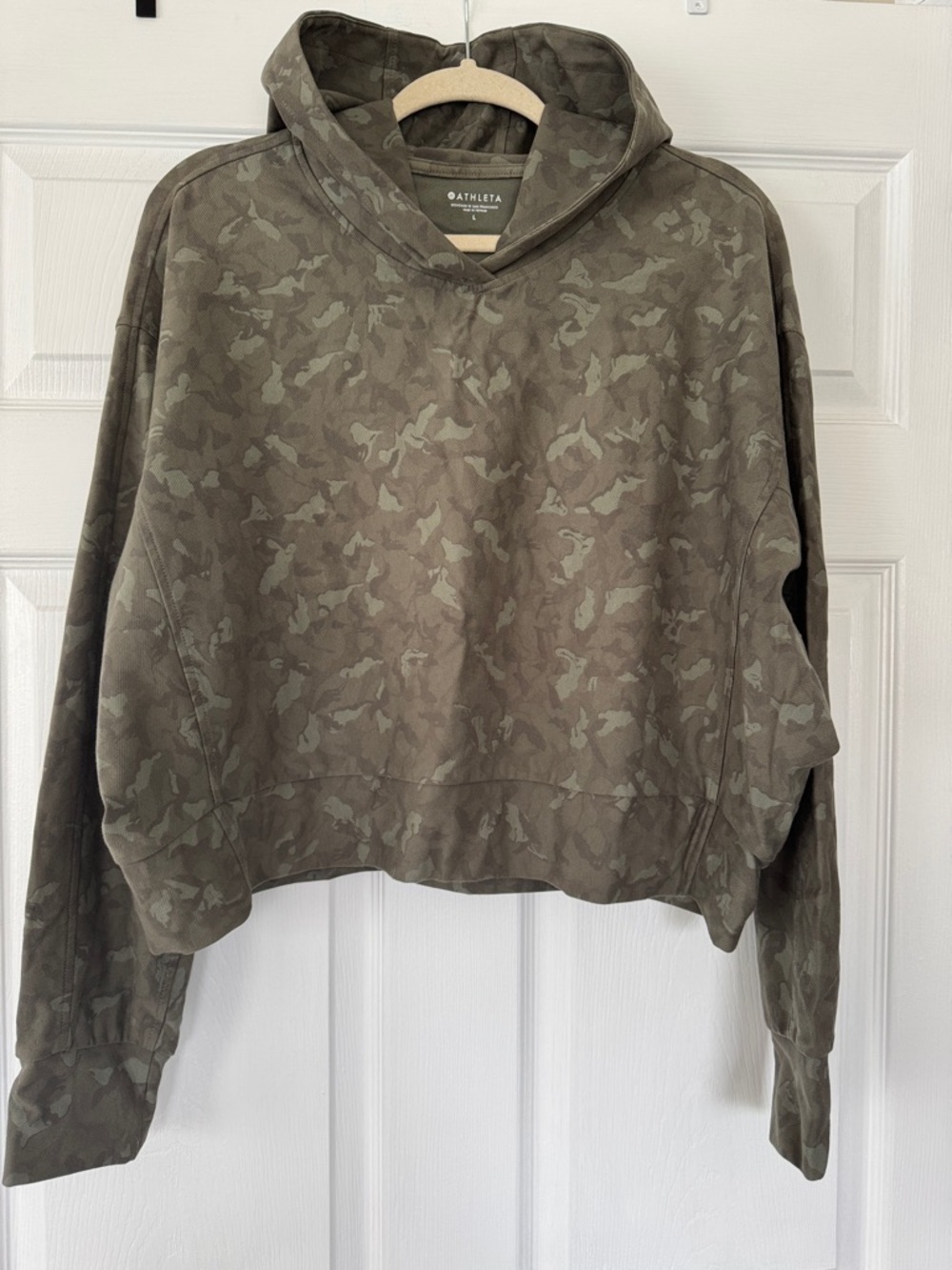 Athleta Women”s Green Camouflage Cropped Hoodie Sweatshirt - Size Large